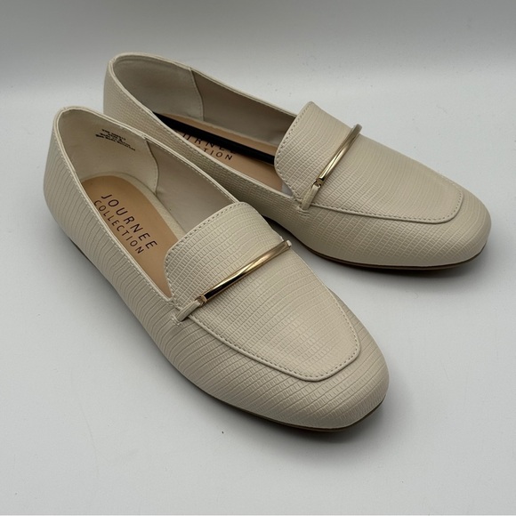 Journee Collection Loafers Women’s 9 Cream Faux Leather Flats Gold Accent New - Picture 1 of 7